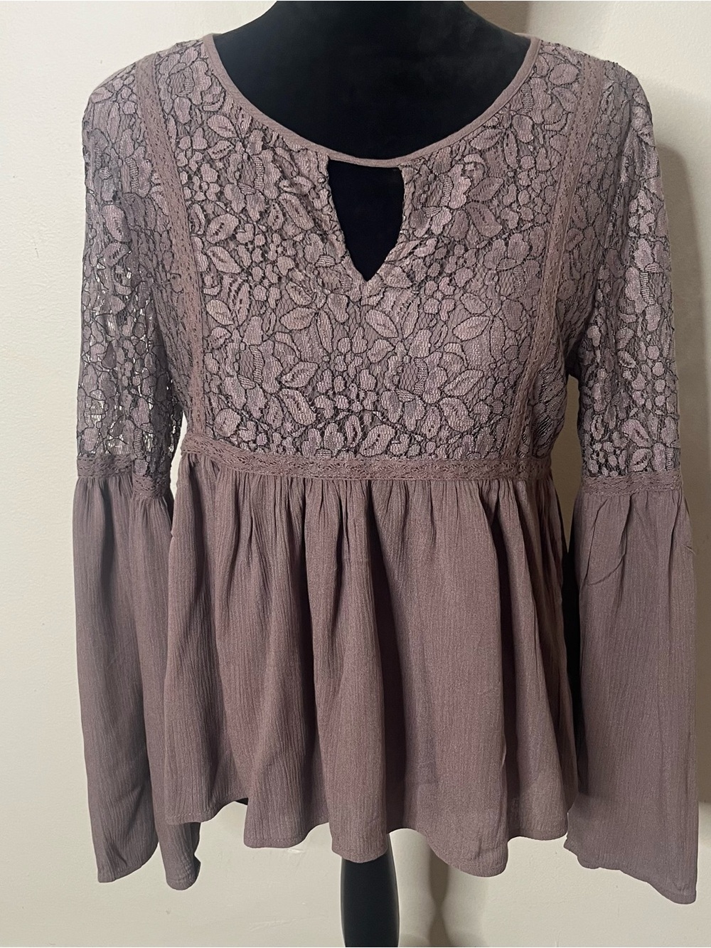 Aeropostale Mauve Lace Keyhole Bell Sleeve Peplum Boho Top Sz M~NWT